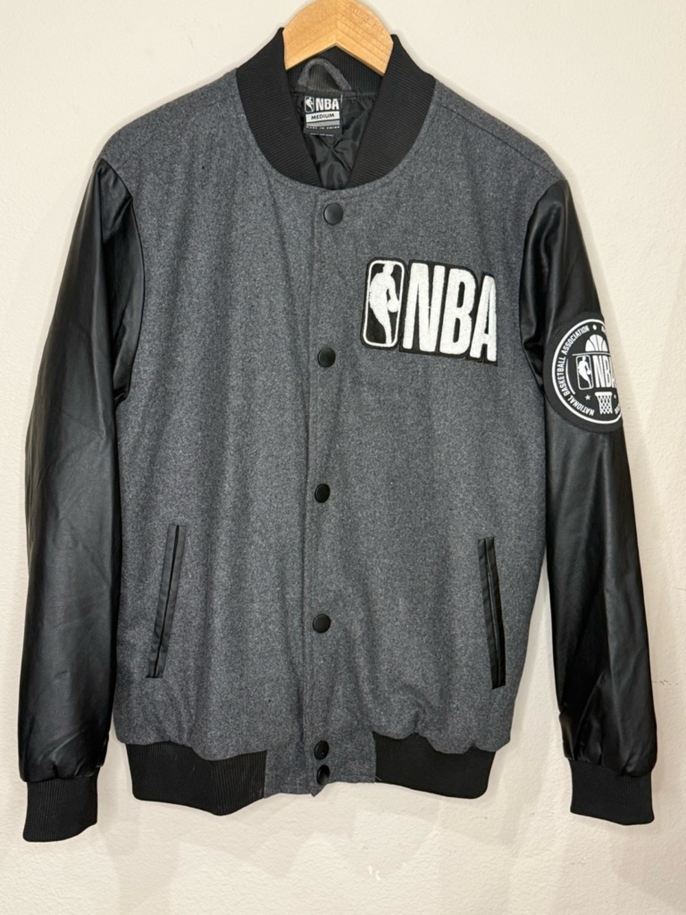 NBA Bomber Jacket Medium Gray Wool Black Faux Leather Sleeves Men’s Size Medium